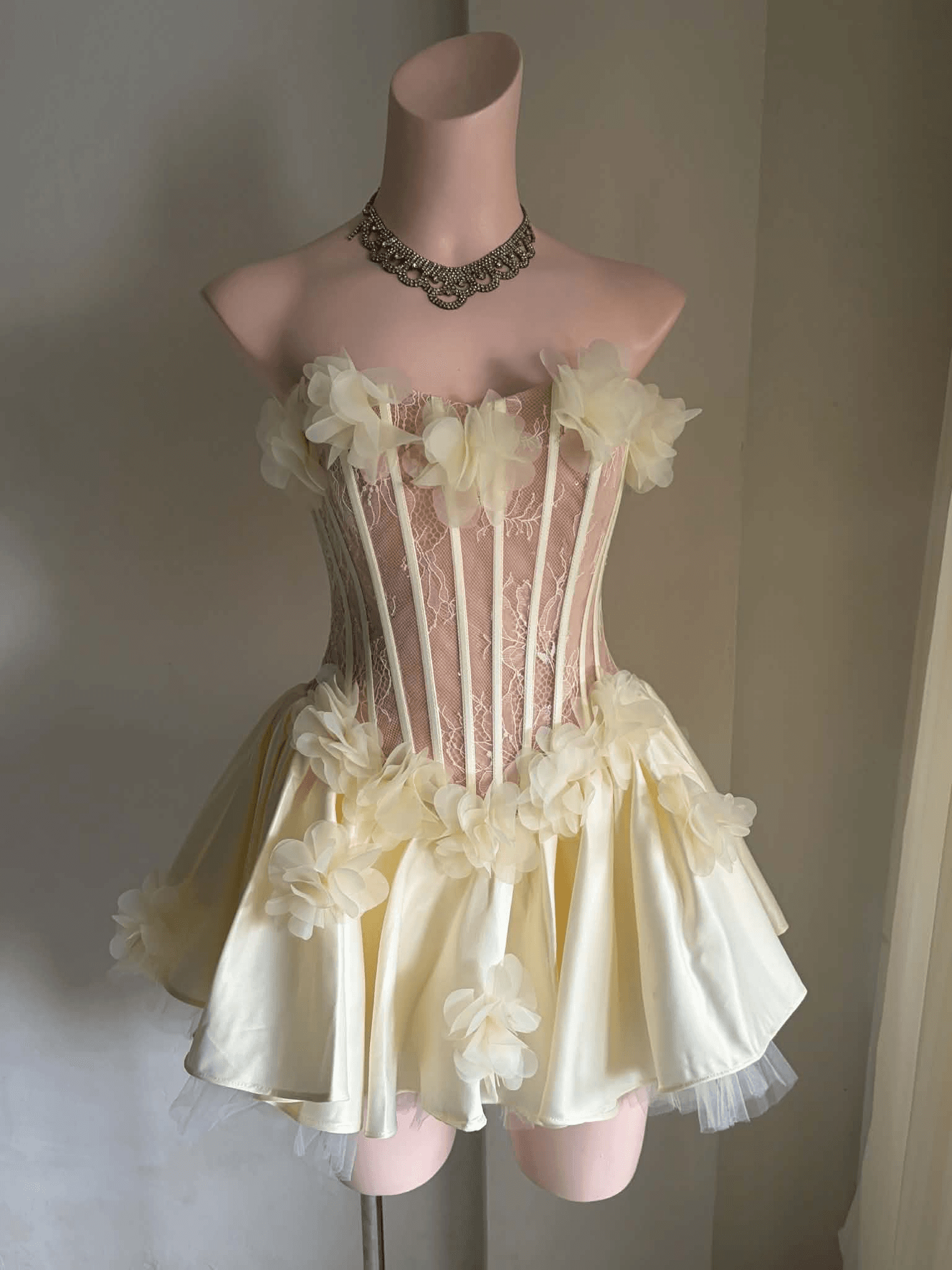 Lucienne (Yellow) view 3