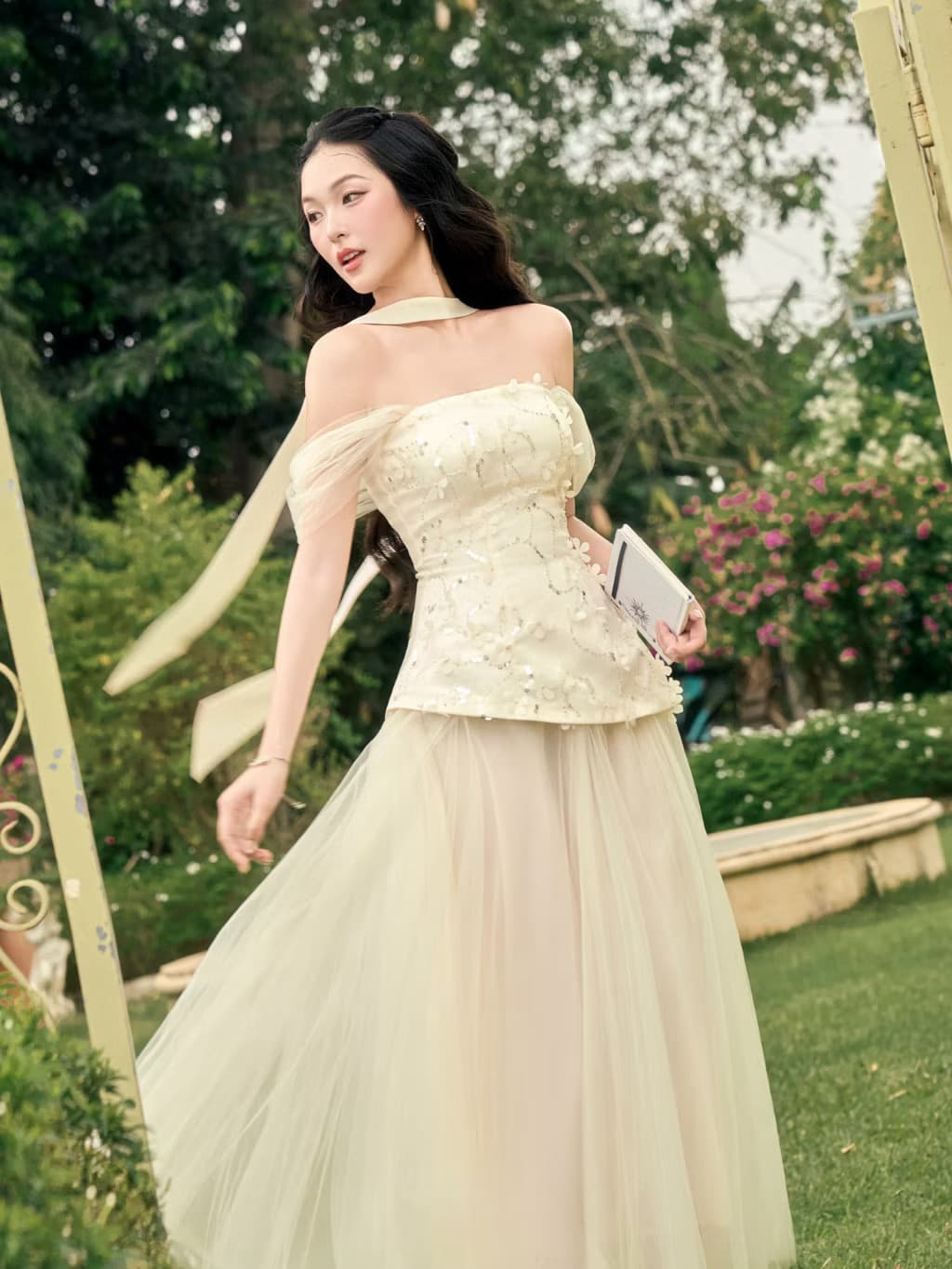 Zuna – back view